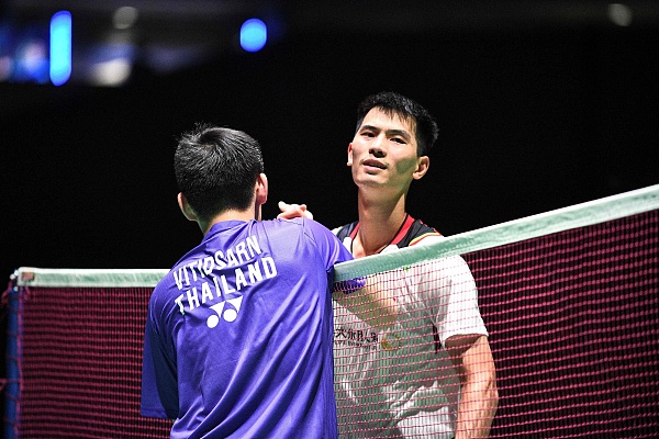 稍显放松的 稍显放松的